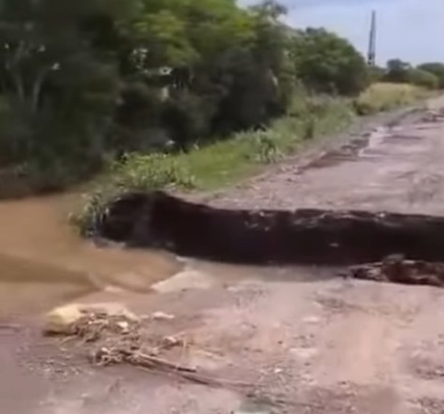 A la altura de un canal, el agua caus&oacute; un socav&oacute;n en un tramo de la prolongaci&oacute;n de avenida Italia.