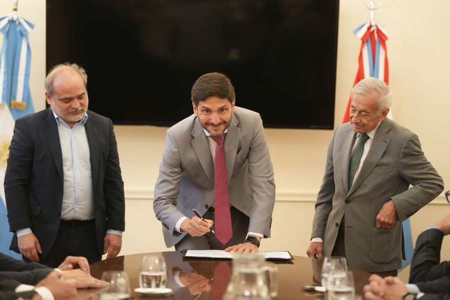 El gobernador Maximiliano Pullaro firm&oacute; un convenio de cooperaci&oacute;n con la Corte Suprema de Justicia santafesina y la Superintendencia de Riesgos de Trabajo de la Naci&oacute;n.