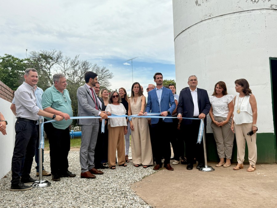 Corte de cintas, tradicional ceremonia con la que se habilit&oacute; la obra.