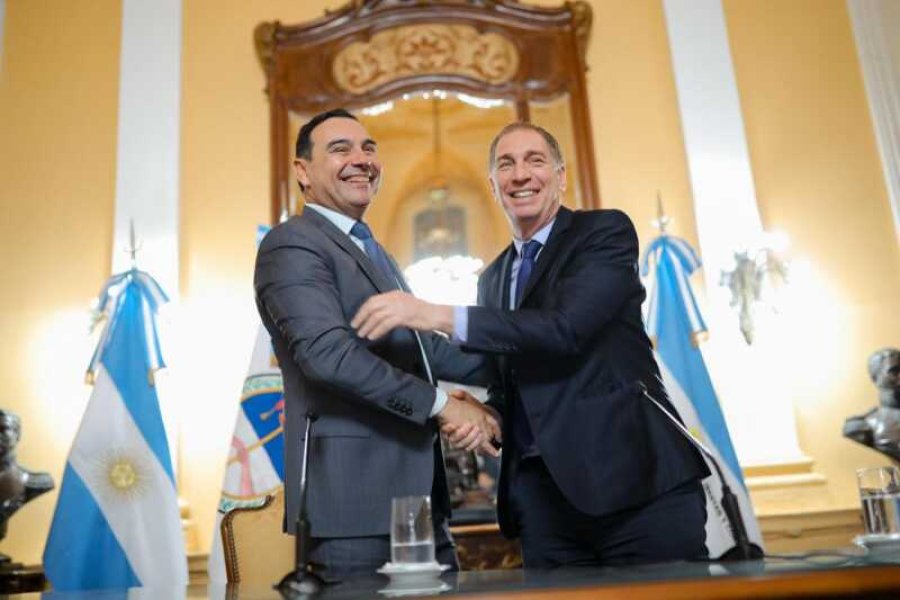 SIGUE DE GIRA. Santilli, junto con el correntino Vald&eacute;s.