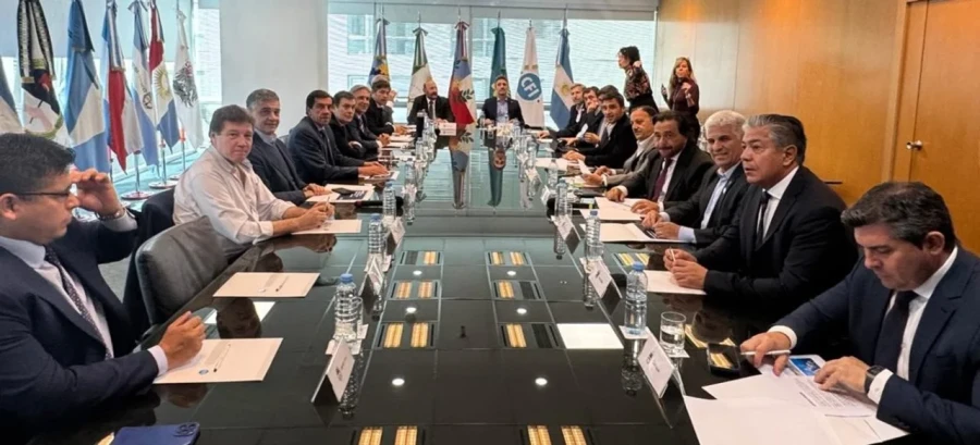 Pese al di&aacute;logo con el gobierno, Milei le sigui&oacute; recortando fondos a los gobernadores.