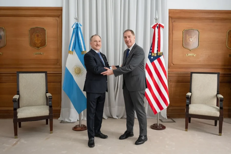 El ministro del Interior, Diego Santilli, junto al embajador de Estados Unidos en la Argentina, Peter Lamelas.