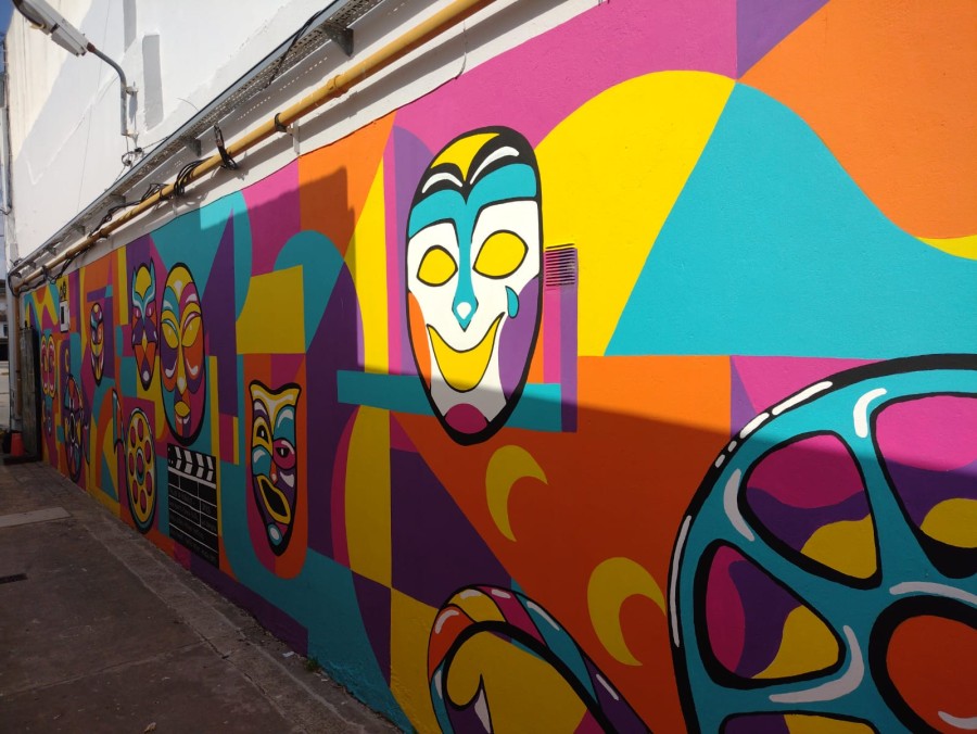 Arte en el patio del Cine Belgrano.