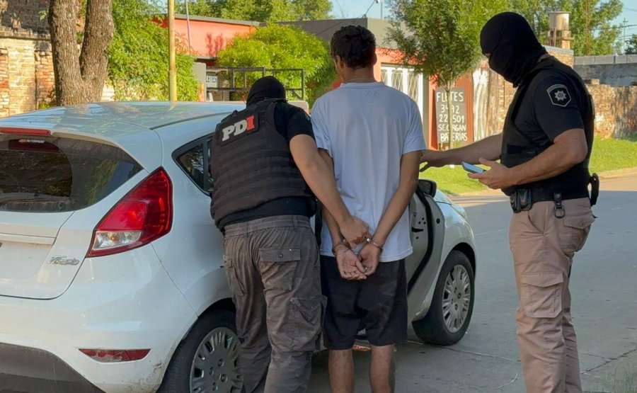 Otro de los detenidos por personal policial, que utiliz&oacute; pasamonta&ntilde;as para proteger su identidad. (SCS)
