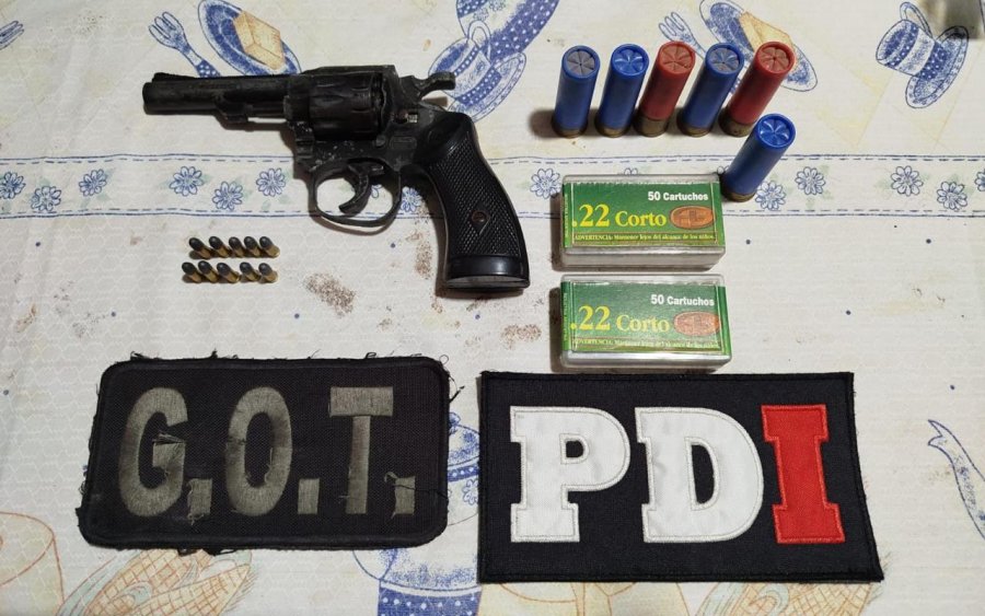Parte de los elementos secuestrados durante los allanamientos en seis domicilios de Rafaela. (SCS)