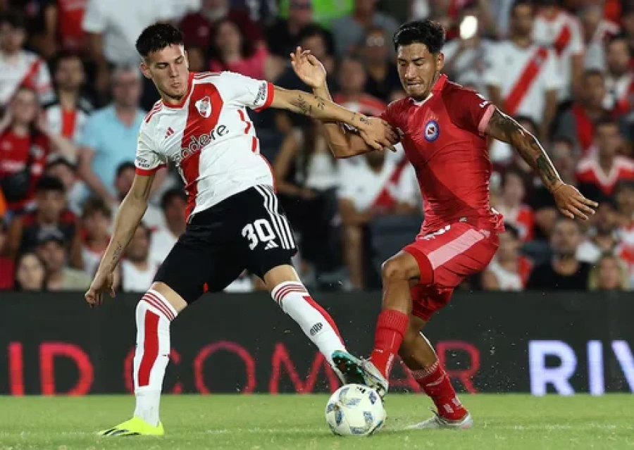 VOLVERIA. Rom&aacute;n Vega, actualmente en Rusia, cuando enfrent&oacute; a River con Argentinos Juniors.