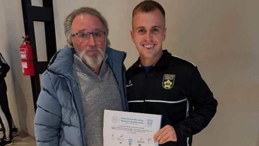 FACUNDO RODRIGUEZ. Cuando se recibi&oacute; de &aacute;rbitro Nacional, junto a su padre Jos&eacute; (tambi&eacute;n ex &aacute;rbitro).