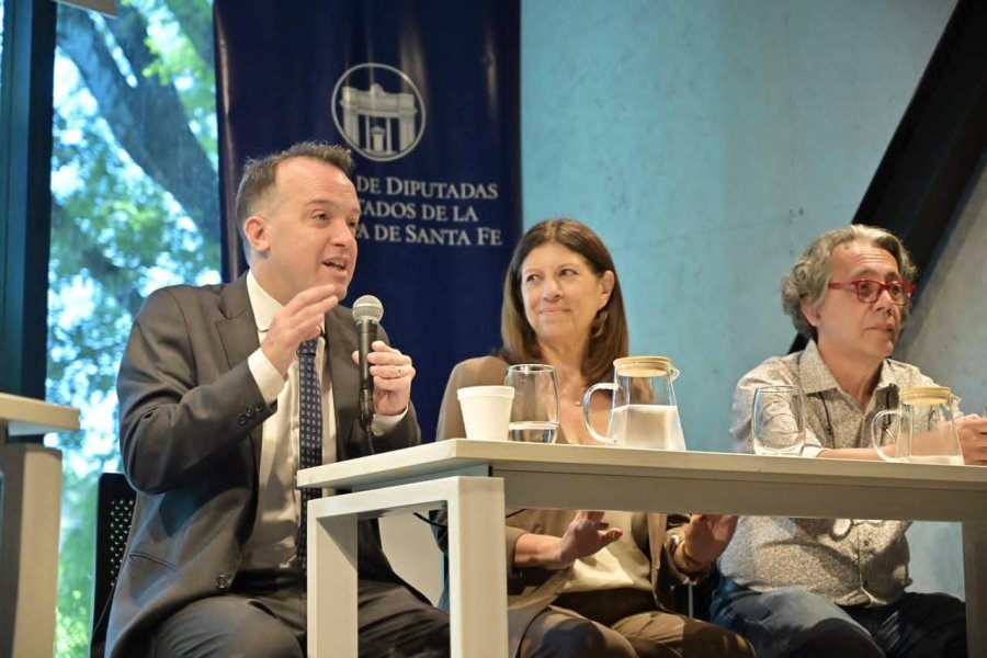 Joaqu&iacute;n Blanco, Clara Garc&iacute;a y Rub&eacute;n Palumbo en la apertura de la audiencia en Rosario.