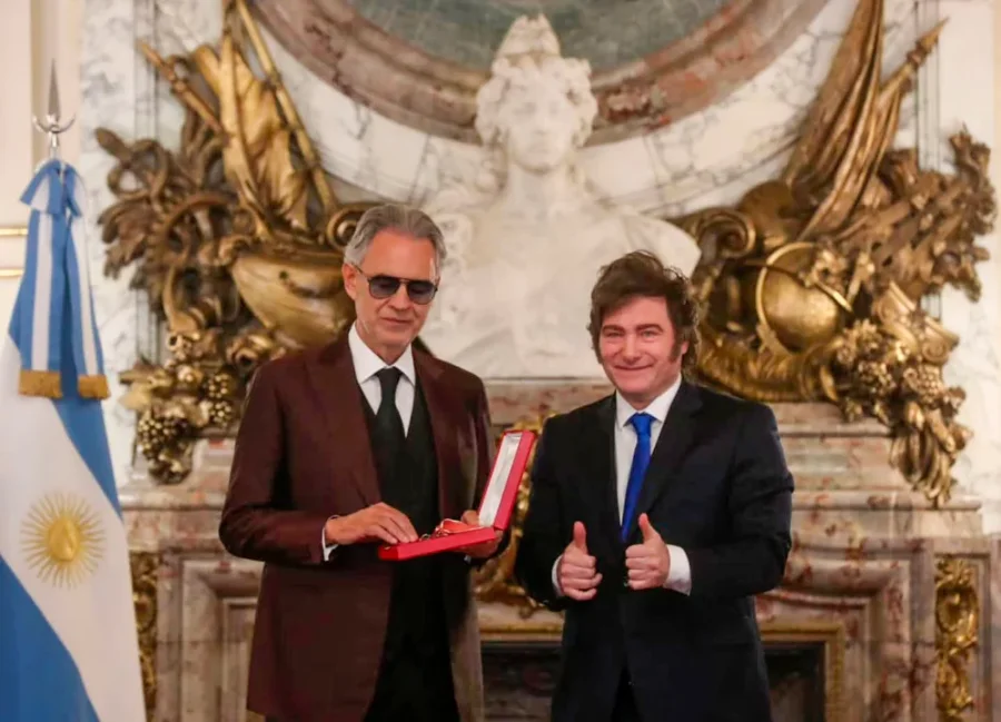Javier Milei condecor&oacute; a Andrea Bocelli con la Orden de Mayo.