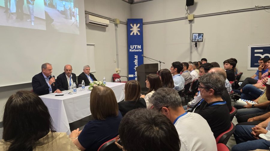 El secretario Acad&eacute;mico, Eduardo Duelli, el decano Oscar David y el vicedecano Osvaldo Frund durante la asamblea de la UTN FRRa.