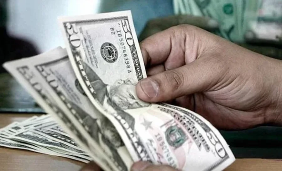 EXPECTATIVAS. El REM proyecta un d&oacute;lar m&aacute;s bajo para lo que resta del 2025.