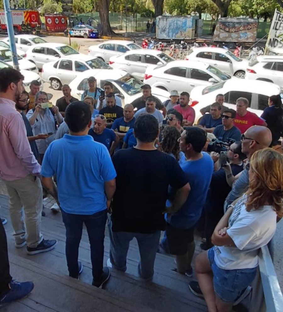 TENSI&Oacute;N. Los remiseros en las escalinatas del edificio municipal dialogan con un funcionario del Concejo.