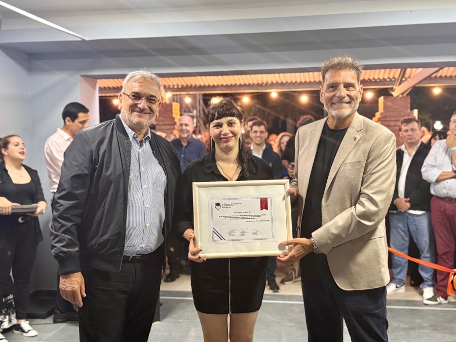 El momento de la entrega del reconocimiento.