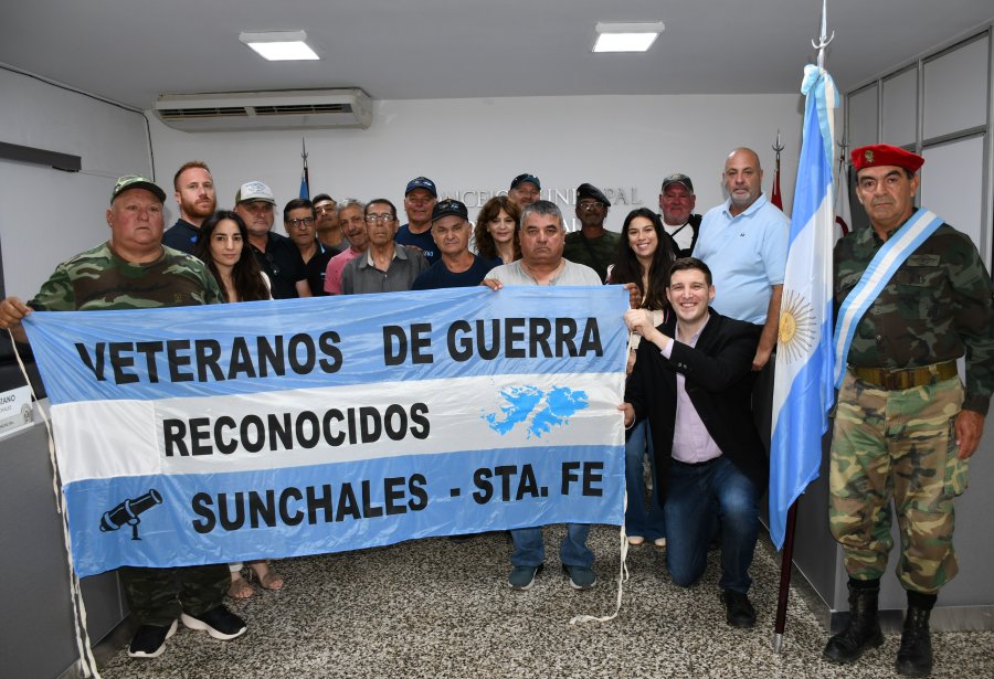 Integrantes de la agrupaci&oacute;n junto a los ediles.