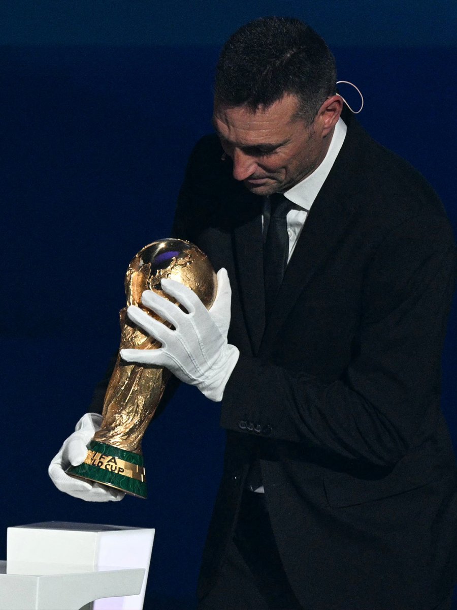 PORTADOR. El entrenador argentino con el preciado trofeo.