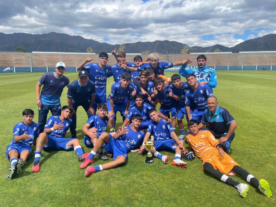 POR EL MEJOR CIERRE. Los chicos de la Crema van por el festejo en Villa Mar&iacute;a.