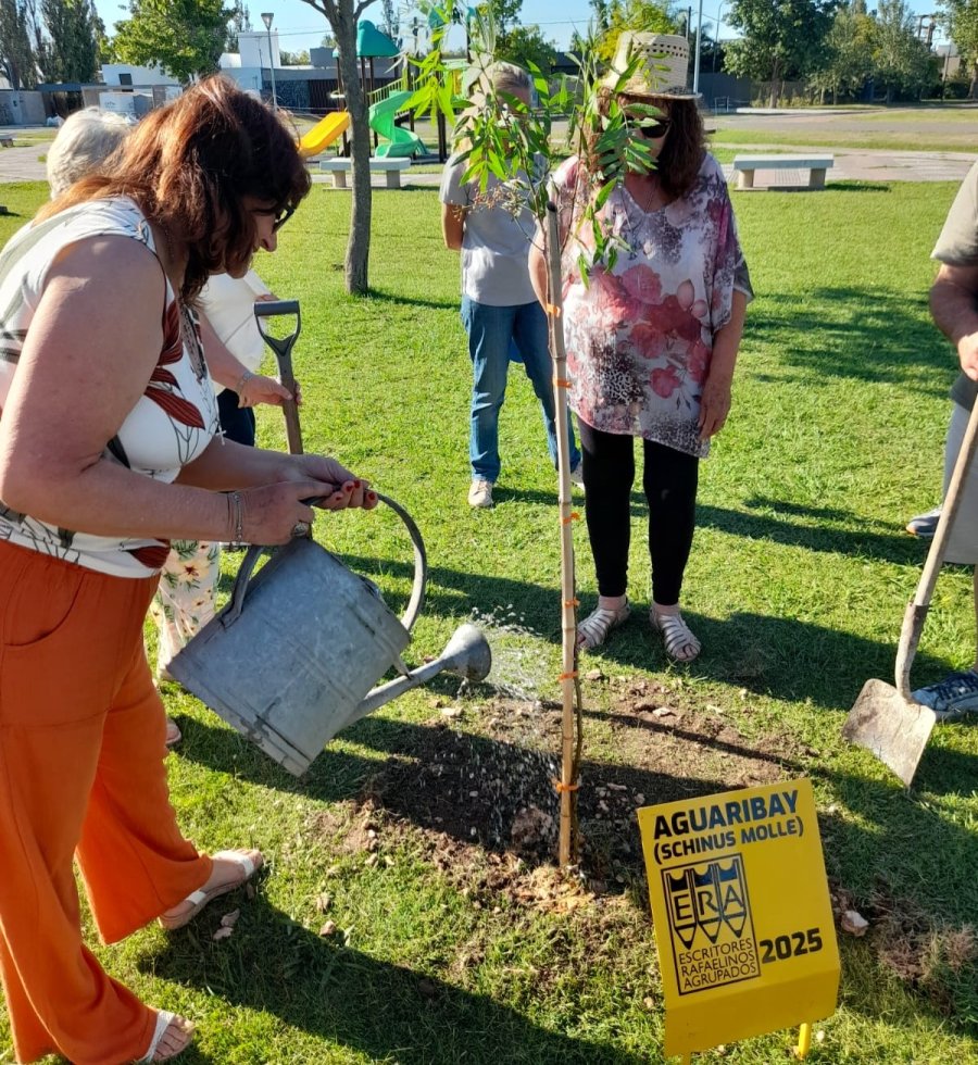 El jueves los integrantes de ERA plantaron el aguaribay junto a Juli&aacute;n Ratti, el viernes apareci&oacute; vandalizado.