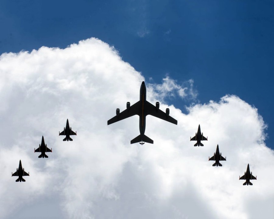 DE LA CASA ROSADA A RIO CUARTO. Las seis aeronaves compradas a Dinamarca arribaron a nuestro pa&iacute;s. El evento del presidente se adelant&oacute; un d&iacute;a por cuestiones clim&aacute;ticas.