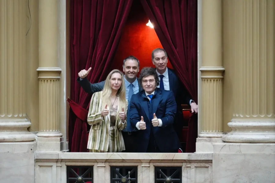 El presidente Javier Milei junto a su equipo de Gobierno en el Congreso.