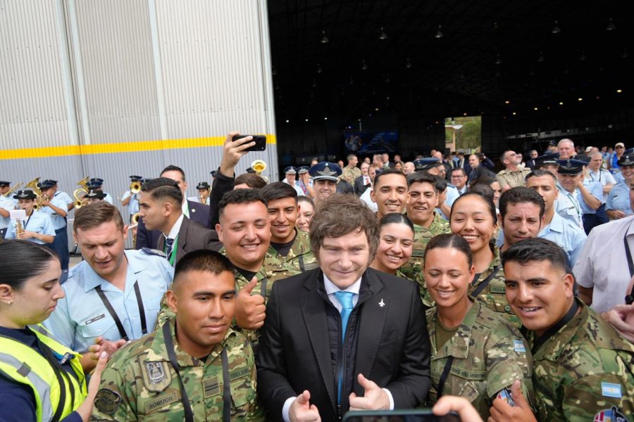 El Presidente Javier Milei junto al personal de la Fuerza A&eacute;rea Argentina en el &Aacute;rea Material R&iacute;o Cuarto. (PRESIDENCIA)