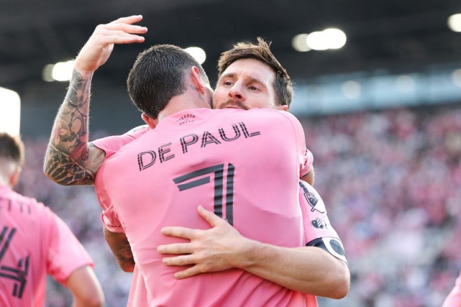GRAN ABRAZO. Del Paul y Messi, campeones de la MLS.