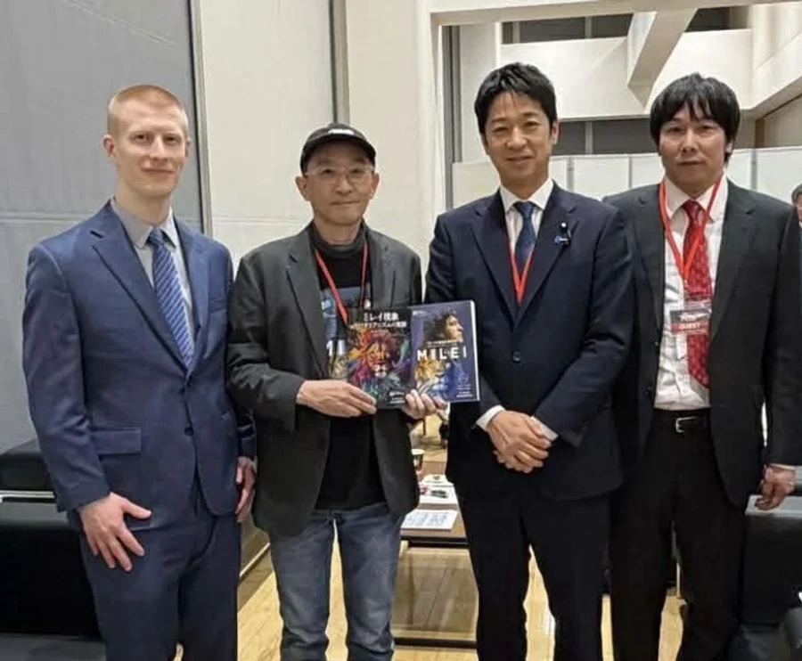 Referentes del Partido de la Restauraci&oacute;n de Jap&oacute;n recibieron libros de Javier Milei.