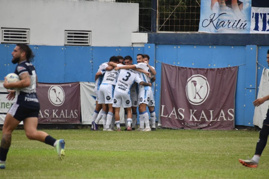 Atl&eacute;tico, un racimo para festejar el gol de Lucas Albertengo en Formosa ante el duro San Mart&iacute;n.
