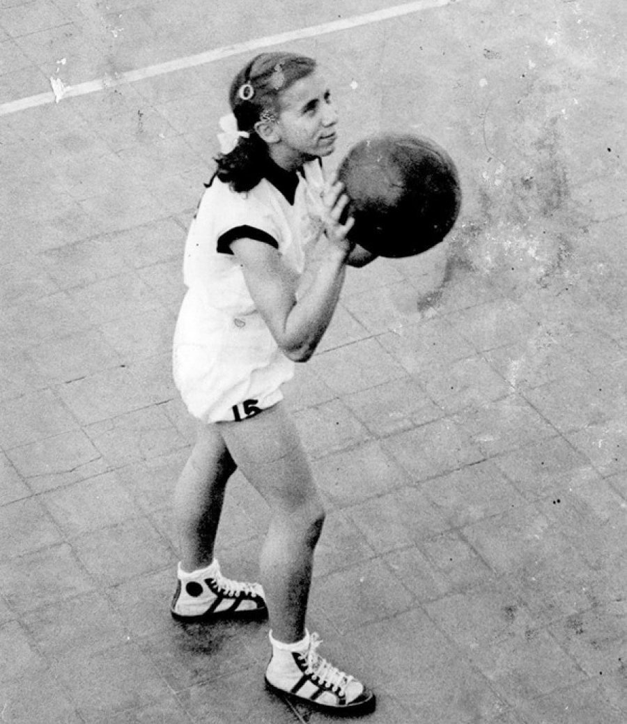 Alicia Catt&aacute;neo con una pelota de b&aacute;squet, la vida en una foto.