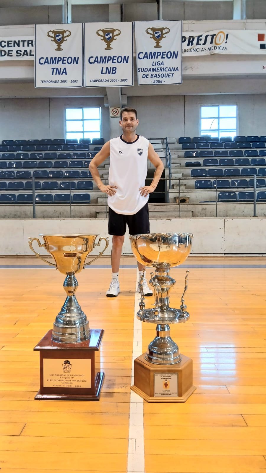 VUELTA AL COLISEO. Foto con los trofeos que gan&oacute; como jugador en la BH.