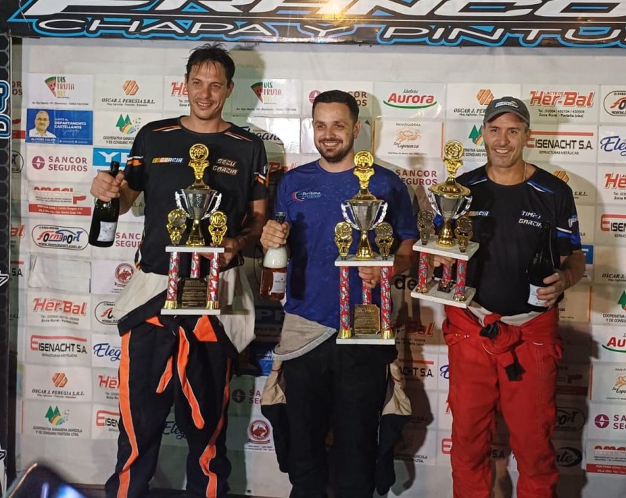 Ezequiel Garc&iacute;a (2&deg;), Agust&iacute;n Bonomo (1&deg;) y Mariano Garc&iacute;a (3&deg;) en el podio de Vila.