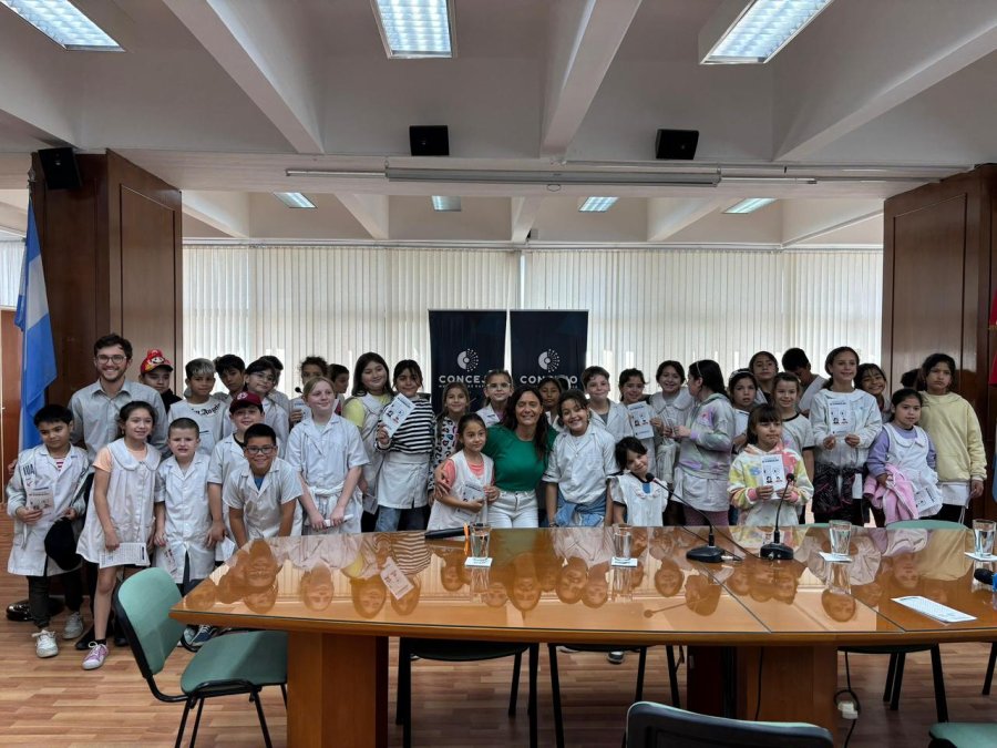 El Concejo Municipal mantiene sus puertas abiertas para la visita de delegaciones escolares que buscan conocer cu&aacute;l es la tarea que cumplen los ediles.