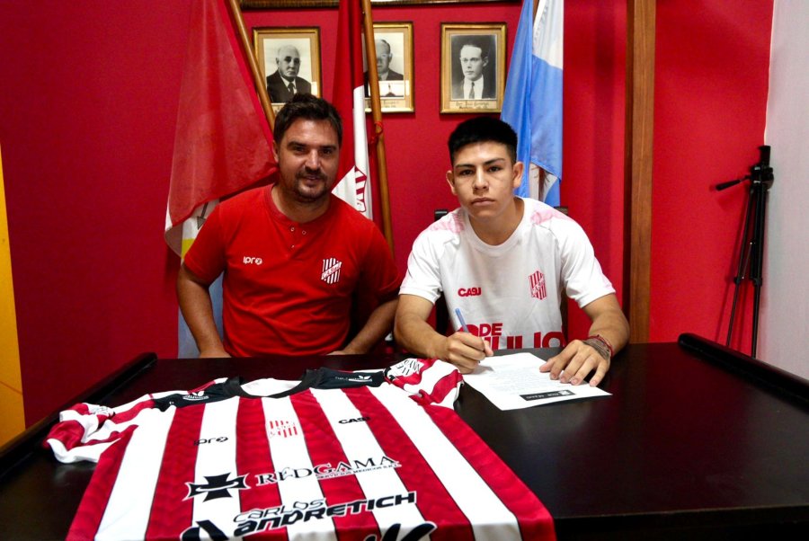 DAVID RAMIREZ. Firm&oacute; su v&iacute;nculo con 9 de Julio junto al Manager Maximiliano Zbrun.