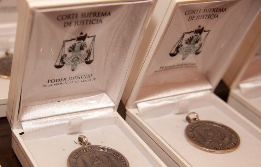 Las medallas que la Corte Suprema de Justicia de Santa Fe entregar&aacute; este mi&eacute;rcoles a los graduados con mejores promedios de las facultades de Abogac&iacute;a de la Provincia.