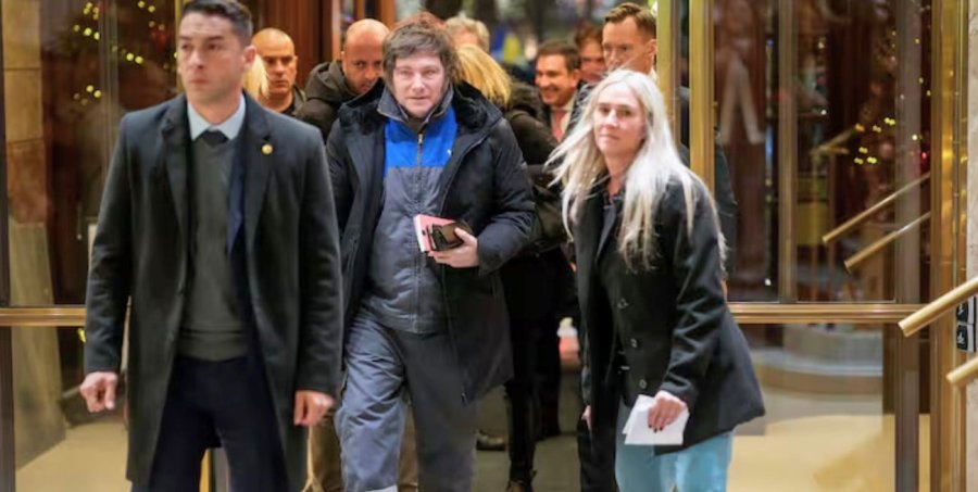 CON EL MAMELUCO. Javier Milei lleg&oacute; a Oslo para la ceremonia de los Premios Nobel vestido con el overol de YPF.