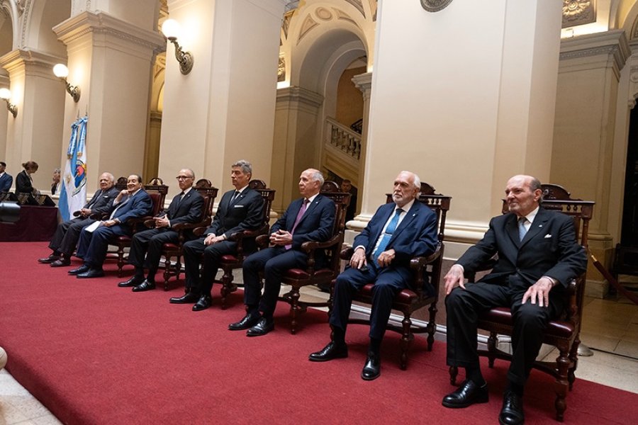 Los integrantes de la Corte Suprema junto a los camaristas que mandaron a prisi&oacute;n a los jefes de la Junta Militar.