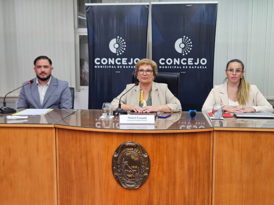 El secretario legislativo, Federico Audagna, la presidente del Concejo, Mabel Fossatti y la prosecretaria legislativa, Janisse Lamas. (FOTO D. CAMUSSO)
