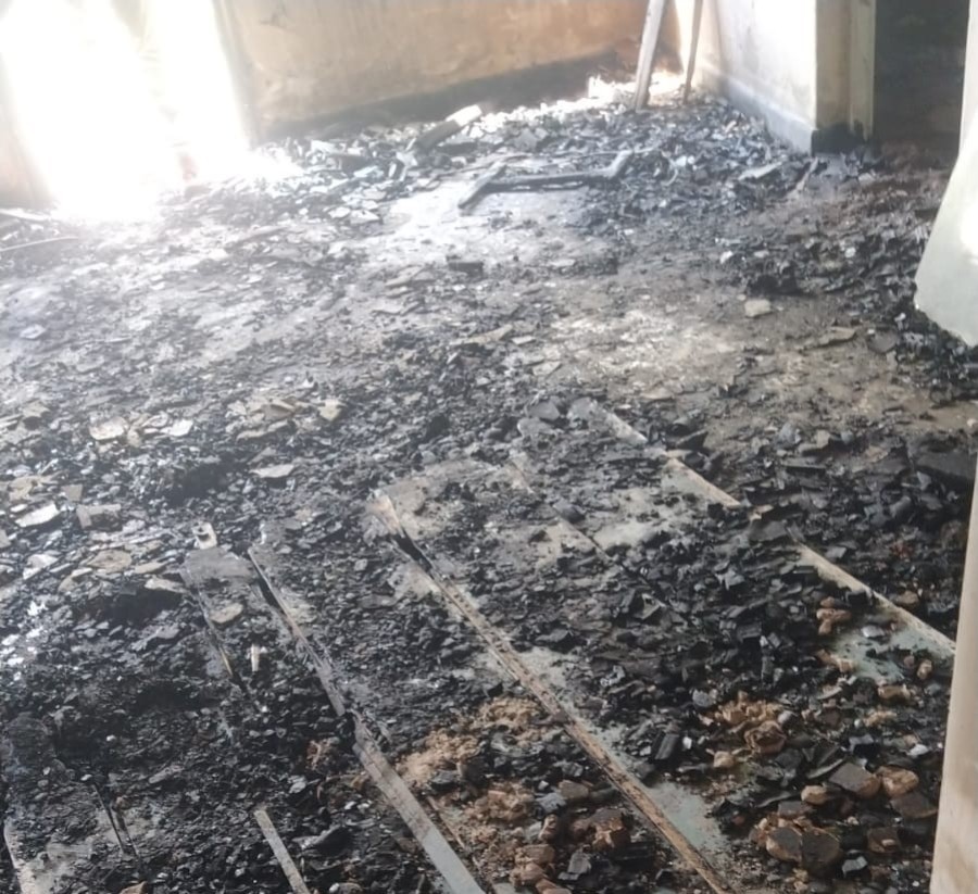 El incendi&oacute; caus&oacute; la ca&iacute;da de parte del techo y quem&oacute; todo lo que hab&iacute;a en distintos espacios.
