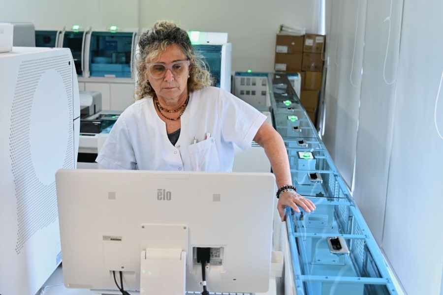 El servicio procesa en promedio entre 800 y 1.000 muestras diarias.