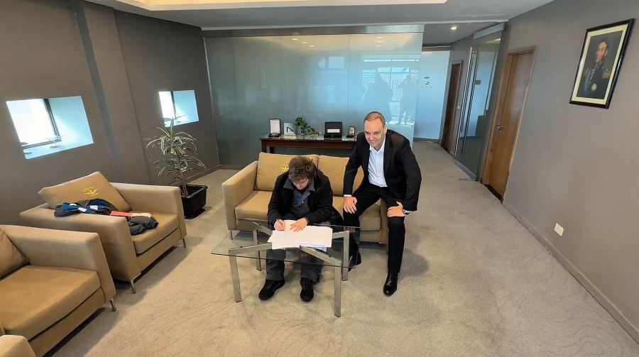 Tras regresar de Oslo y acompa&ntilde;ado por el jefe de Gabinete, Manuel Adorni, el presidente Javier Milei firm&oacute; el proyecto de Modernizaci&oacute;n Laboral.