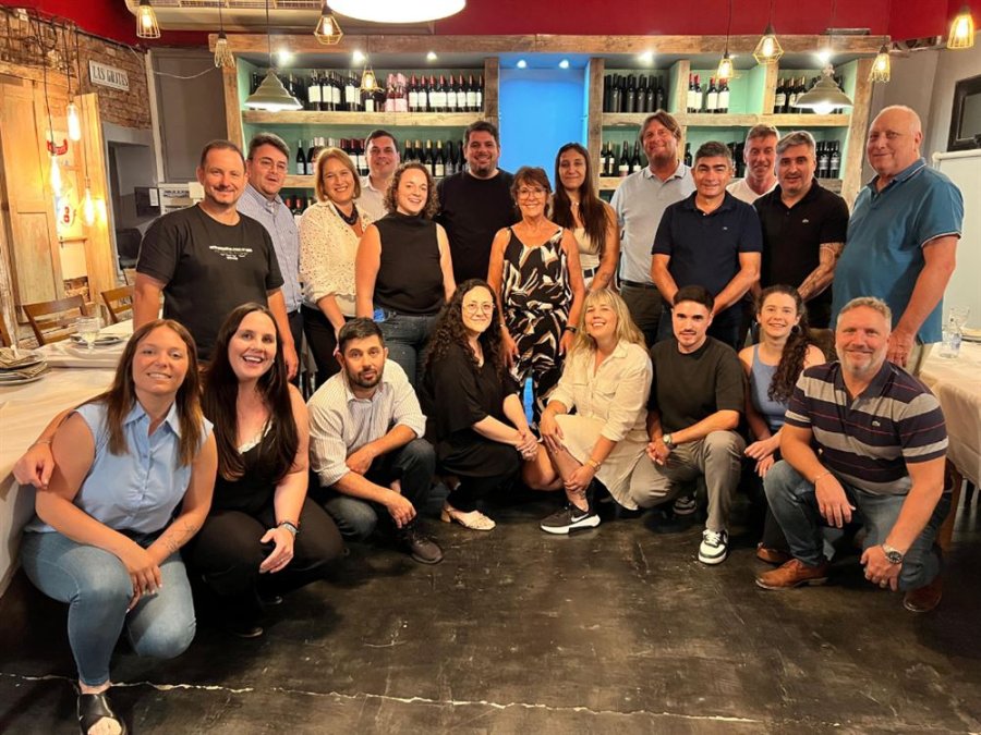 DIRIGENTES. Los integrantes de la Comisi&oacute;n de Comercio & Servicios durante la &uacute;ltima reuni&oacute;n plenaria del a&ntilde;o.