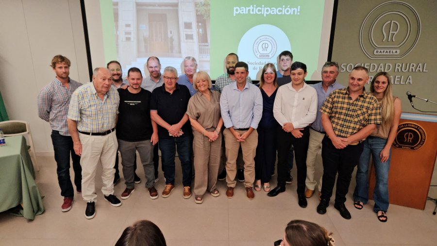 ASAMBLEA. Leonardo Alassia junto a los integrantes de la Comisi&oacute;n Directiva de Sociedad Rural para los pr&oacute;ximos dos a&ntilde;os.
