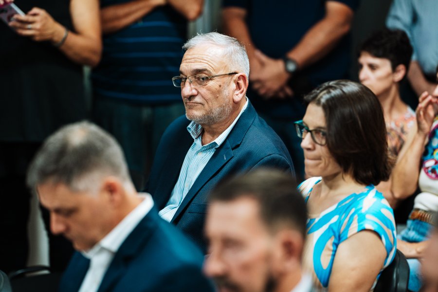 Alcides Calvo ubicado detr&aacute;s de Fernando Cattaneo y Jos&eacute; Delmastro.