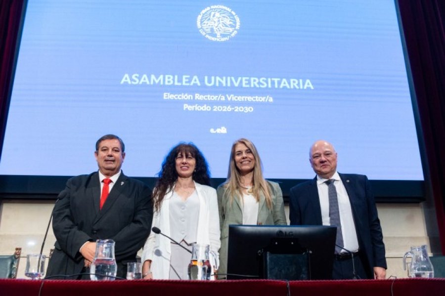 El actual rector junto a la rectora y vicerrectora electas.
