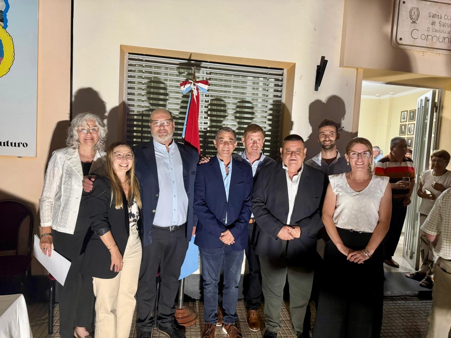 La nueva comisi&oacute;n comunal junto a los representantes del Senador.