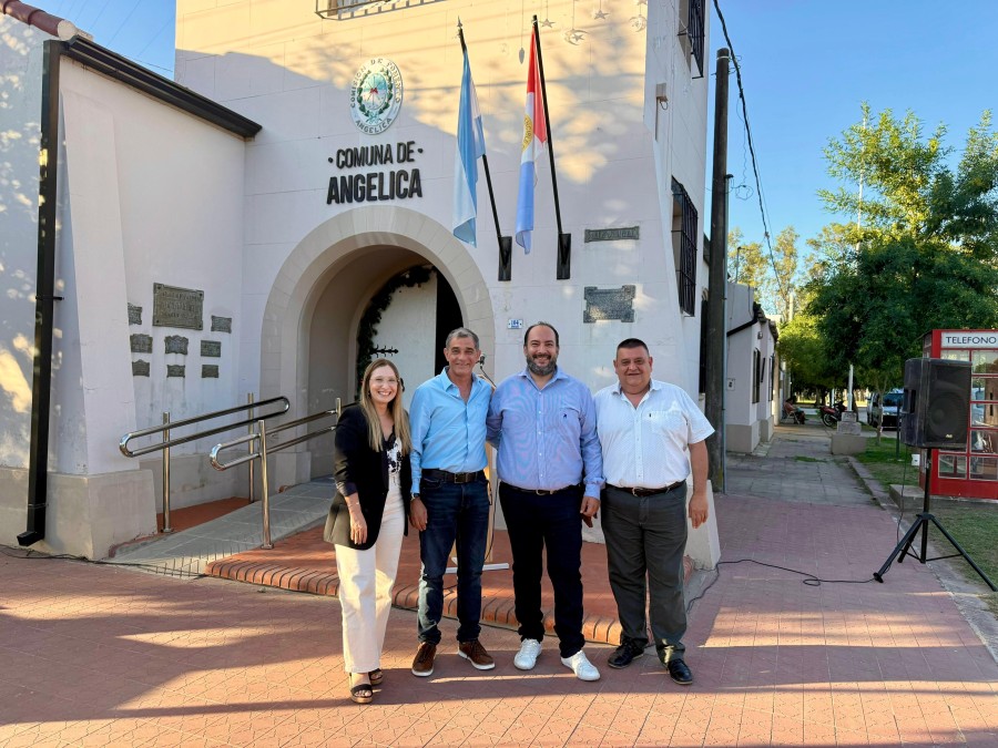 B&aacute;rbara Chivallero, Sebasti&aacute;n Ballina, Marcos Andr&eacute;s y Jos&eacute; Luis Rosetto, frente a la Comuna.