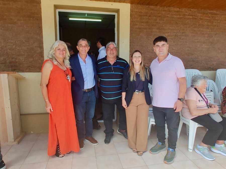 Los representantes del Senador, la nueva presidente comunal y miembros de la Comisi&oacute;n.