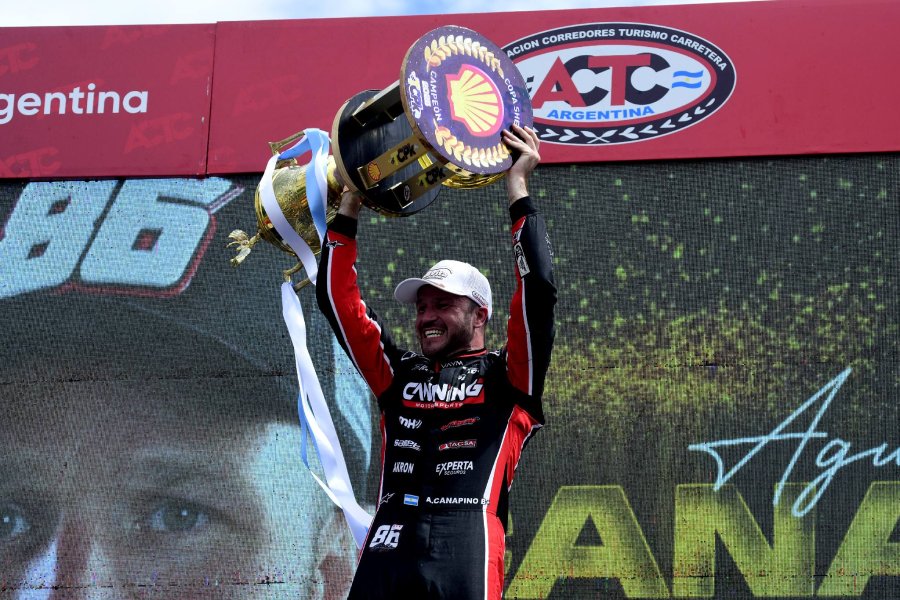 Agust&iacute;n Canapino levanta el trofeo luego de consagrarse en las TC Pick Up.