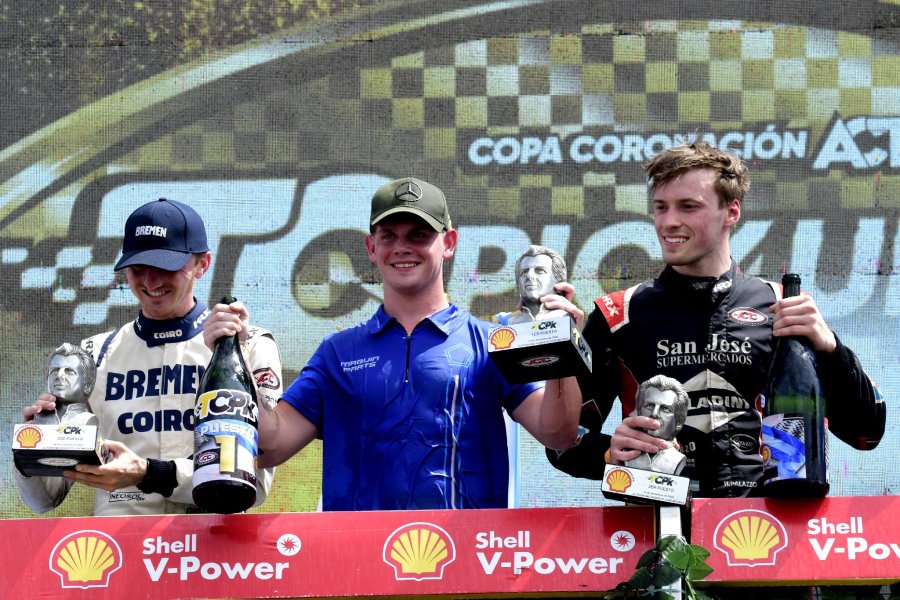 Andr&eacute;s Jakos, Otto Fritzler y Hern&aacute;n Palazzo en el podio de La Plata.