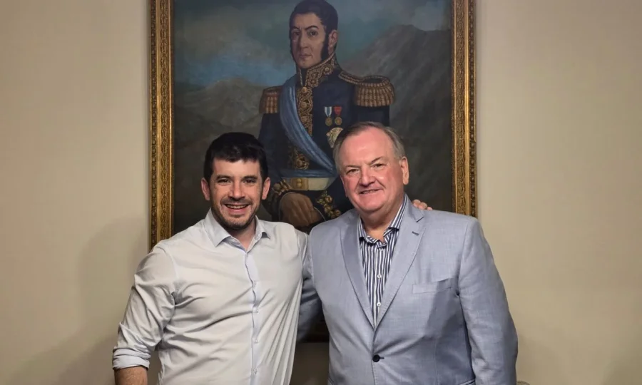JUNTOS. Leonel Chiarella y Felipe Michlig durante el encuentro que se desarroll&oacute; hoy en la Sala de la presidencia de la C&aacute;mara de Senadores.