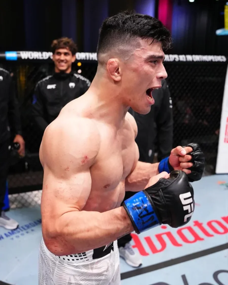 Kevin Vallejos festeja su triunfo ante Giga Chikadze.